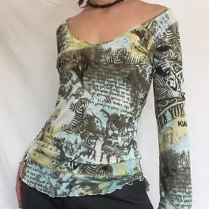 Mesh topp  - Mesh topp med coola tryck! Perfekt till lite varmare väder. Visas på en s men passar även m! Köpare står för 51kr spårbar frakt. Plagget är i gott defetfritt skick. 