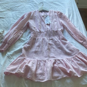 Fin sommar klänning från zara - Köptes för ungefär 1 vecka sedan från Zara och helt oanvänd. Jag säljer den för att den inte riktigt passar mig, men den passar jättebra till sommaren!🌸 Den är lite mer rosa än på bilden