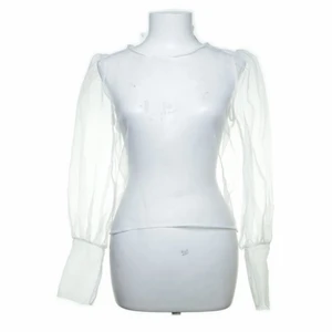 ZARA Blus Mesh strl S - Säljer min Vita  Zara Blus i mesh tyg .Storlek S . Rätt bra skick! En liten spricka mitt på ryggen i sömnen.Syns knappt.Inga andra defekter annars.
