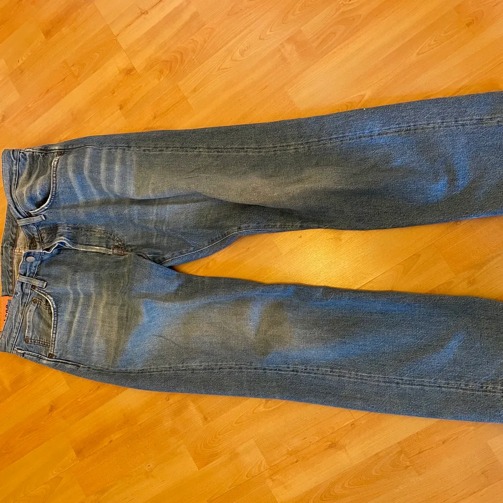 Straight leg jeans från acne inköpta 2022 från acnes hemsida för 210 euro. 32/32 i storlek och sitter enligt storleken med lite vidare fall vid fötterna. Designad med lite slitningar vid fickor och sömmar.. Jeans & Byxor.