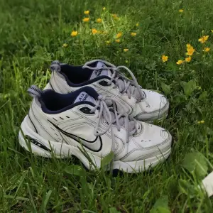 Här är vintage Nike Air Monarch skor som är lite annvända och slitna men jag kan lova dig att dom är bekväma får inga skavsår och är no limits edition. Dom passar också till allt. 