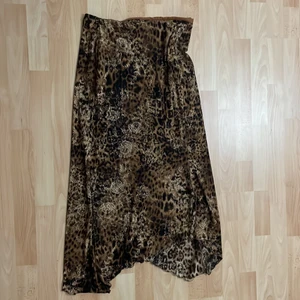 kjol - leopard mönstrad y2k kjol köpt på humana, fina detaljer och liten slit åt sidan. M men passar flera storlekar 