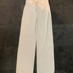Straight/ Wide vita jeans - Vita jeans från hm. Helt oanvända! Hör av dig för fler bilder eller frågor! Kan mötas eller fraktas<3