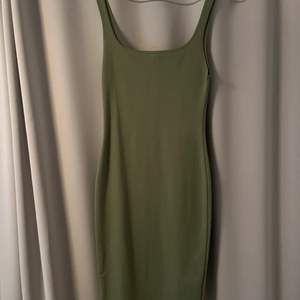 Superfin grön åtsittande klänning från ZARA. Endast använd 2 gånger och är i storleken S. Passar superbra nu till sommaren :) frakten är exklusive, kan tänka mig 150kr totala pris.