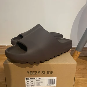 Yeezy slide  - WTS   Yeezy Slide Soot, DS Us 10/ Eu 44.5 1300kr 