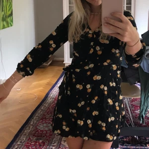 Blommig miniklänning  - Blommig miniklänning från hollister