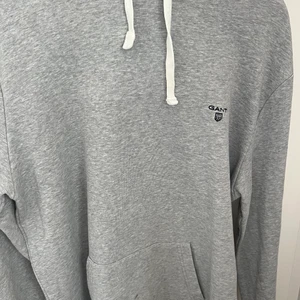 Gant Hoodie  - Säljer denna Hoodie då den är för liten för mig, är i bra skick  Nypris:999kr