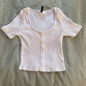Ribbad topp från H&m - Vit ribbad tröja från H&m i storlek S. Har aldrig använt då den sitter för tajt på armarna. 
