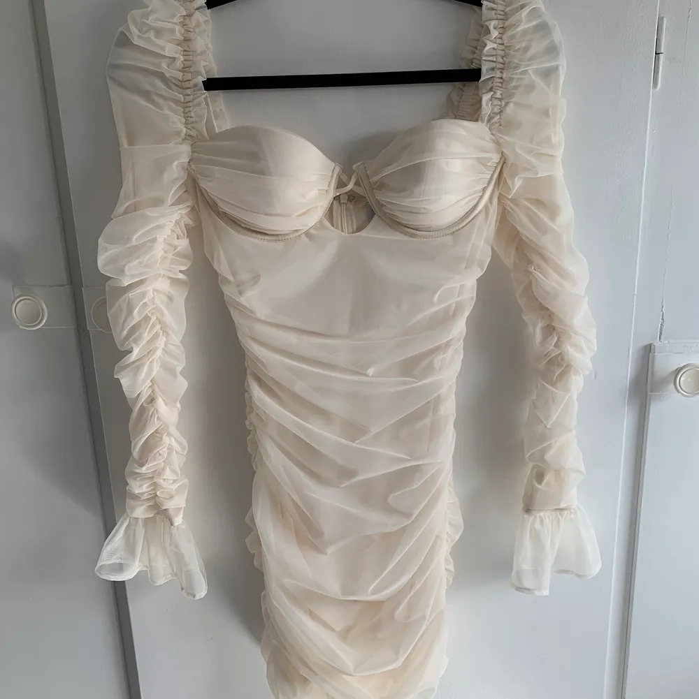 En super snygg vit klänning från oh polly i storlek uk 8 vilket motsvara storlek 36.  Aldrig använd endast testad en gång, tag finns kvar. Nypris 733kr säljer för 450. 💕 (Köparen står för frakt) . Klänningar.