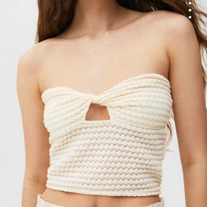 Tub topp - Säljer denna helt nya topp då den tyvärr är för liten för mig. Aldrig använd utan endast testad där jag insåg att jag ej fick på mig den haha. Jättefin och perfekt till sommaren!!! Den är i storlek M men är mer som en S💕💕