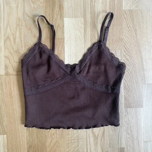Brun croptop - Brunt kort linne med spets! 