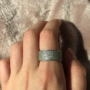 Tre st ringar - Alla ringar är i storlek M. 88kr st pluss frakt!! Fint skick och ser oanvända ut🔥 Om det önskas om fler bilder skriv till mig privat💘