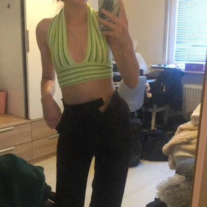 Halterneck grön vit - Ursnygg topp, aldrig använd. Står ingen storlek på den men den sitter som en S. Kanske passar M eftersom man själv knyter den 