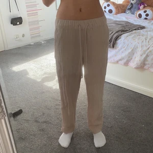 Linnebyxor  - Linnebyxor från hm, använda en till två gånger. Bra kvalitet på byxorna.  Köparen står för frakten:)