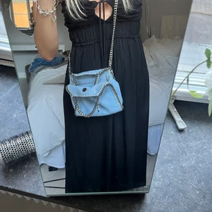 Stella mccartney väska - Tänkte kolla ifall någon är intresserad utav denna! Självklart äkta, dustbag osv finns ❤️  Kom med egna prisförslag!! Knappt använd.  alls så super bra skick! Är även öppen för byten i första hand🥰🥰💕 finns kvar tills markerad såld! Köp direkt för 3600