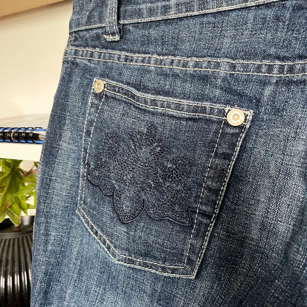 Säljer nu mina jättefina mörkblåa jeans, de köptes här på Plick men har endast används fåtalet gånger av mig. De har väldigt fina detaljer på bakfickorna som ger byxorna en extra piff 😃 Säljer för 200 . Jeans & Byxor.