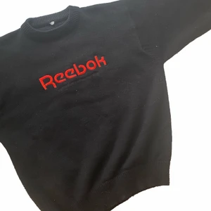 Vintage Reebok Tröja strlk M - Supersnygg vintage sweater från Reebok, mycket bra vintageskick, inga defekter. Det står ingen storlek på den men den passar som en M med superskön baggy passform.