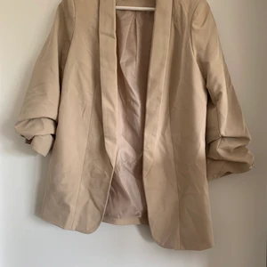 Beige Kavaj - Helt oanvänd beige kavaj från Pieces i storlek Medium/38. Uppkavlade ärmar.  Finns i Kallebäck, Göteborg eller skickas mot fraktkostnad.