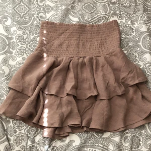 Inget märke  - Säljer en jätte fin volang kjol. Använt 2 gånger. Köpte den föra veckan💕💕💕