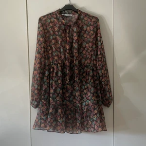 Blommig zara klänning  - Fin blommig klänning i bra skick ! 