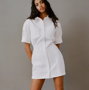 Jeansklänning zara  - Vit jeansklänning från Zara i storlek S, aldrig använd med prislappen kvar, köpt för 359kr