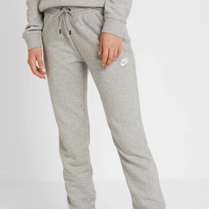 Nike mjukisar  - Säljer dessa Nike mjukisbyxor i superbra skick från zalando🤍🤍