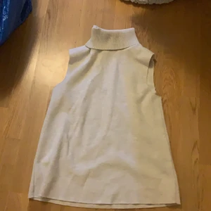 zara krag tröja - zara krag tröja köpt i jan. Använt få tall gånger och är i relativt nytt skick. Köptes för 250 säljer för 90 + frakt.
