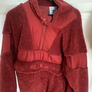 Adidas - Teddy halv zip adidas jacka. Finns en ficka med dragkedja på magen där man ser adidas märket. Använd Max 5 gånger, när jag köpte den stod de att de var en vinterjacka men jag har använt den på vintern och hösten. I mycket fint skick. Pris och frakt går att diskutera! ☺️😁