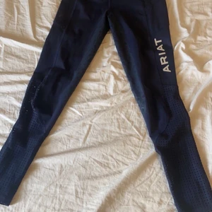 strl M passar som xs/xxs  - Hej! första plagget jag säljer, säljer dessa ridbyxor på grund av korta och små. andvänt dom 1 sommar. LÅGMIDJADE ridbyxor, strl M men passar som xs/xxs