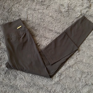 Gymshark Whitney simmons leggings - Gymshark Whitney simmons leggings i M. Superfina, endast använda en gång och därmed nyskick. Nypris 500kr & är helt slutstålda. säljer för 300kr! Dessa har en väldigt subtil buttscrunch som framhäver röven;) Betalning via swish, frakt tillkommer! OBS, det är damm som syns på leggingsen, inte pilling:) 