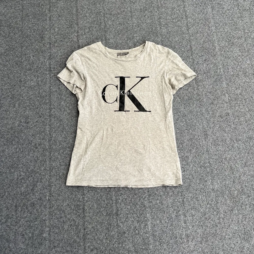 En lätt enkel t-shirt äkta från Calvin Klein. Storlek xs sen men funkar bra som S. T-shirts.