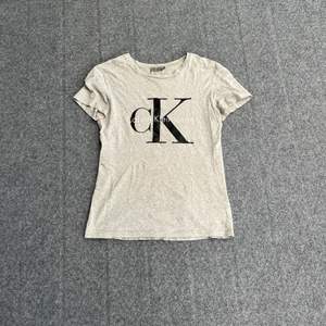 En lätt enkel t-shirt äkta från Calvin Klein. Storlek xs sen men funkar bra som S