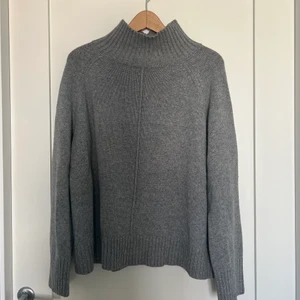 Stickad tröja - Stickad tröja i grå färg från Carin Wester✨🌟