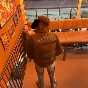 Trapstar Puffer Vest Jacka - Använd ett fåtal gånger storlek S ganska stor i storleken så kan passa dig om du har M. Västen är slutsåld, kan gå ner i pris vid snabb affär. Endast seriösa köpare och du står för frakten