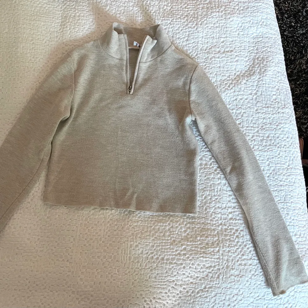 En beige jätte mysig zipup tröja som tyvärr är för liten för mig som vanligtvis har S. Köpt här på Plick och i jättebra skick! . Toppar.