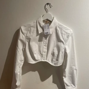 Croppad skjorta  - Super snygg croppad skjorta från HM som aldrig kommit till användning, helt oanvänd med lappar kvar💞💞