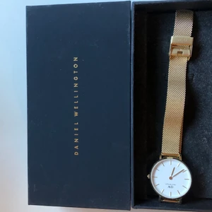 Daniel Wellington klocka  - Fin klocka från Daniel Wellington i guldfärg. Aldrig använd och helt nyskick! Pris kan diskuteras. Nypris ca 1500 kr. Original-asken kommer på köpet.  Kan mötas upp i Uppsala. Kan alternativt skickas på post som rek. Köparen står isåfall för frakt! 