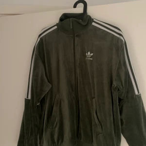 adidas kofta - mörkgrön adidas kofta i strl XS men skulle säga att den passar upp till strl M beroende på hur tajt man vill att den ska sitta. Leverans står köparen för, välj själv vilken leverans metod du föredrar.