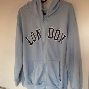 Kofta/hoodie - Aldrig andvänd! Den kom för liten så beställde en ny. Jätte fint skick annars men tänk på att den är lite kortare i armarna🫶🏻