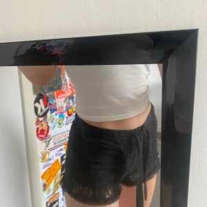 Svarta spets shorts🖤 - Snygga spets shorts! Änvänt få gånger, bra skick!💕 Köpta från Ullared!