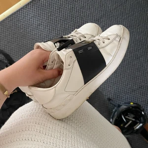 Valentino skor - Säljer vita valentino garavani sneakers med svart stripe i storlek 38,5🥰 (Spårbar frakt 66kr)