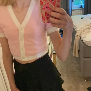 Super söt topp🫶🏼 - Säljer denna super söta topp från shein, då jag aldrig använder den🫶🏼 använd ett fåtal gånger så är som ny🫶🏼