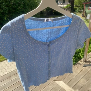 Söt topp - Super gullig croppad t-shirt, knappt använd och säljer då de inte är min stil!❤️ 