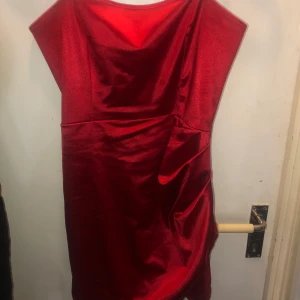 Fin klänning 💕 - En känning jag endast använt en gång på avslutnings middagen annars aldrig använd den är jätte fin och har två lager vid Magen så man får den ”skrynkliga” känslan där💕 sitter jätte fint på storlek M