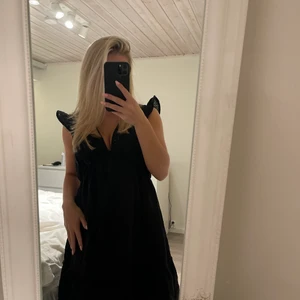 Klänning - Säljer min fina svarta klänning pågrund av att jag inte har någon användning av den. Använd 2 gånger så skicket är som nytt. Storlek s✨