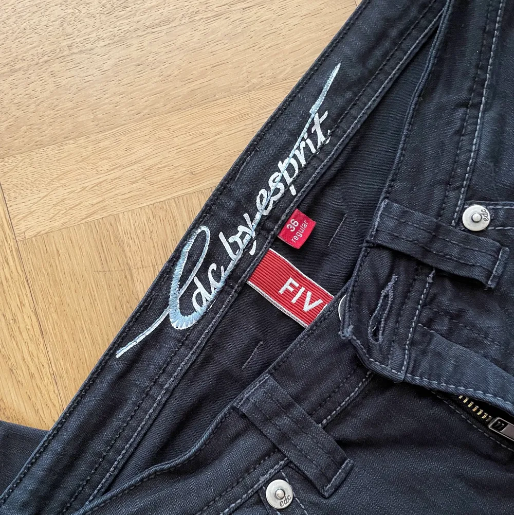 Raka lågmidjade svarta jeans från esprit. Storlek 36. Köparen står för frakt men kan även mötas i Stockholm 💓. Jeans & Byxor.