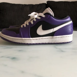 Nike air jordan 1 low court purple black. Storlek 40 - Mycket fin begagnat skick. Knappt använda då dom är för små Betala med Swish. Frakt 99 kr