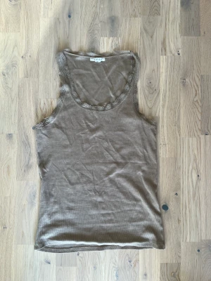 Linne med spets - Jättefint skick! Knappt använd, för stor, brun/biege