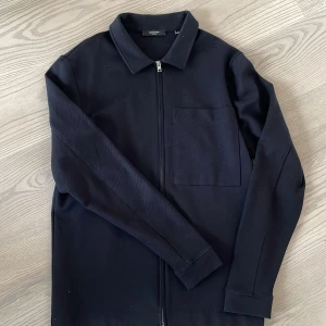 Zip up over shirt  - Marin blå kofta från Jack & Jones. Storlek M. Ny skick, använd en gång. 