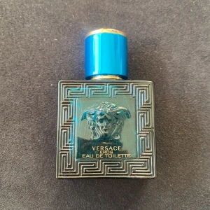 Versace eros Parfym  - Använd Max 3 sprut. Riktigt populär parfym 